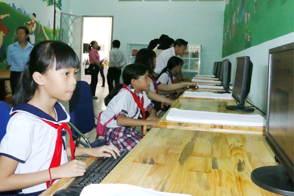 Học sinh truy cập internet tại Phòng Thư viện sách ở Nhà Thiếu nhi huyện Xuân Lộc.