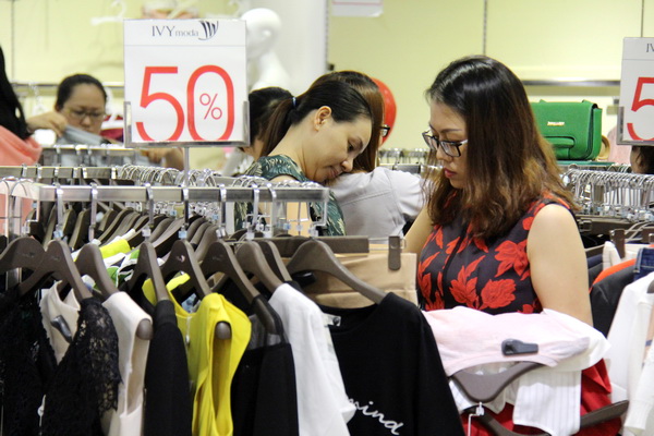 Nhiều sản phẩm giảm giá sâu tới 50% tại một cửa hàng thời trang ở Vincom Plaza Biên Hòa.