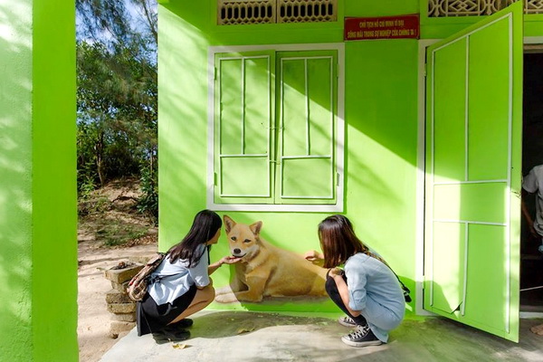 Du khách đến làng chài cũng thích thú với những bức vẽ sinh động, gần gũi.