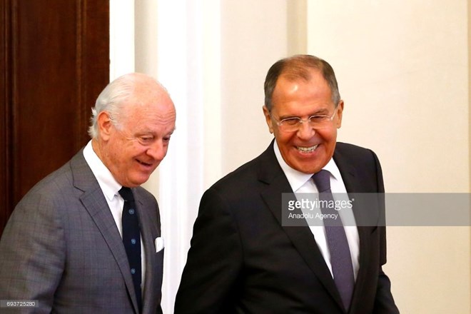 Ngoại trưởng Nga Sergei Lavrov (phải) và đặc phái viên Liên hợp quốc tại Syria Staffan de Mistura. (Nguồn: Getty Images)