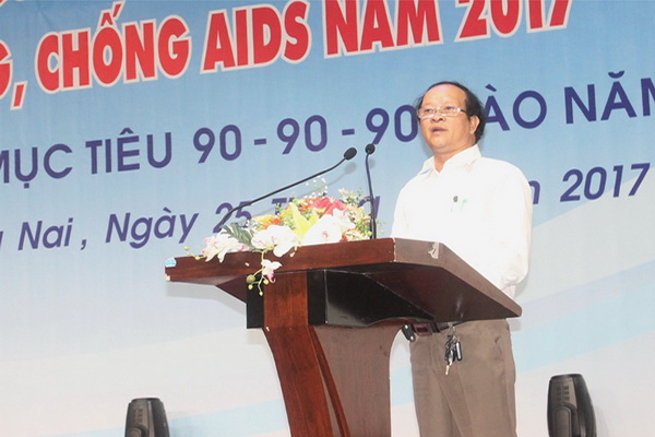 Ông Nguyễn Giỏi, Phó giám đốc Trung tâm phòng chống HIV/AIDS tỉnh thông qua báo cáo về Tháng hành động quốc gia năm 2017 về phòng, chống HIV/AIDS.