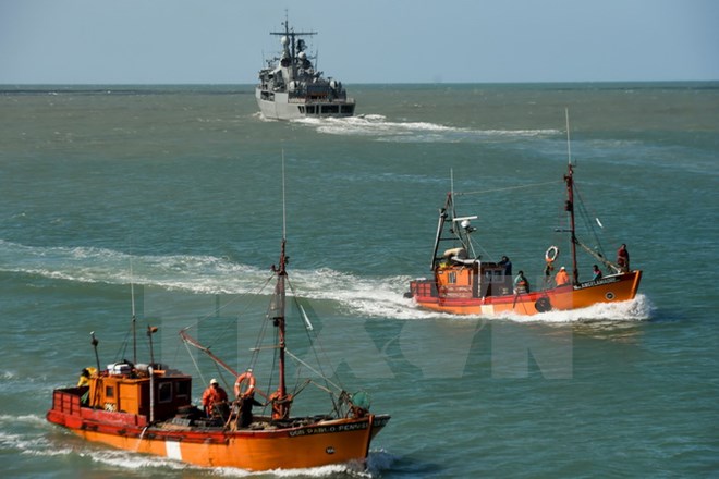 Tàu khu trục ARA Sarandi của Hải quân Argentina tham gia chiến dịch tìm kiếm tàu ngầm ARA San Juan mất tích tại Mar del Plata ngày 21/11. (Nguồn: AFP/TTXVN)