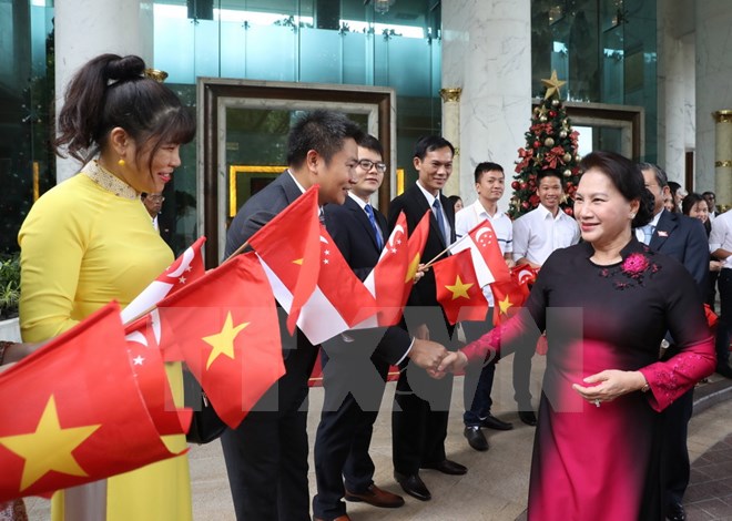Đại sứ quán Việt Nam và Cộng đồng người Việt tại Singapore đón Chủ tịch Quốc hội Nguyễn Thị Kim Ngân, tại Sân bay Quốc tế Changi, ngày 26/11. (Ảnh: Trọng Đức/TTXVN)