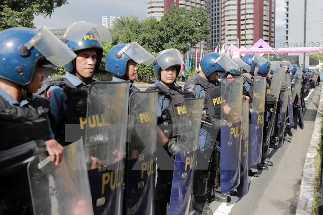 Lực lượng cảnh sát quốc gia Philippines tăng cường an ninh tại thủ đô Manila ngày 11/11. (Nguồn: THX/TTXVN)