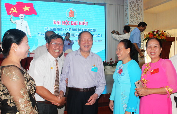 Thượng tướng Nguyễn Văn Rinh (thứ 3 từ trái sang) trò chuyện với các đại biểu trong giờ giải lao
