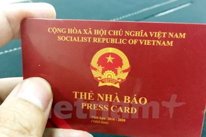 Thẻ nhà báo, bằng lái xe hay thẻ Đảng viên vẫn được dùng để làm thủ tục lên máy bay. (Nguồn: Vietnam+)
