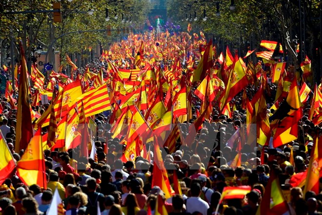 Người dân tham gia tuần hành cuộc tuần hành ủng hộ Tây Ban Nha thống nhất tại Barcelona ngày 29/10. (Nguồn: AFP/TTXVN)
