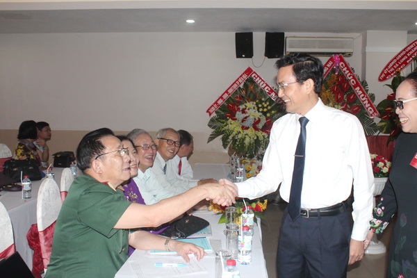 Đồng chí Võ Văn Chánh, Ủy viên Ban TVTU, Phó chủ tịch UBND tỉnh bắt tay chào mừng các đại biểu tham dự đại hội