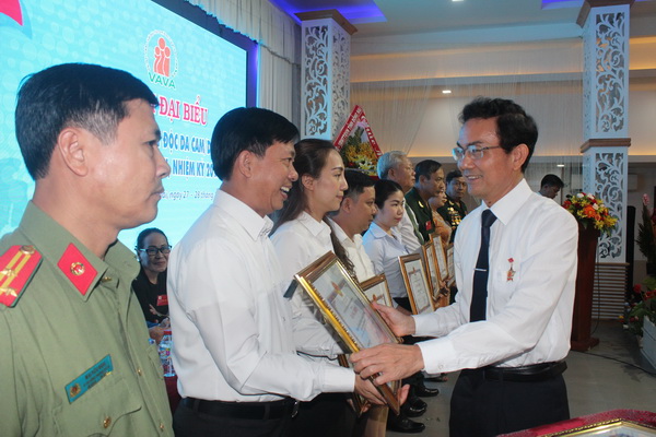 Đồng chí Võ Văn Chánh, Ủy viên Ban TVTU, Phó chủ tịch UBND tỉnh tặng bằng khen của UBND tỉnh cho các tập thể có nhiều đóng góp cho công tác Hội