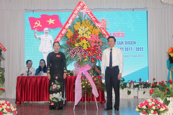 Đồng chí Võ Văn Chánh, Ủy viên Ban TVTU, Phó chủ tịch UBND tỉnh tặng hoa chúc mừng đại hội