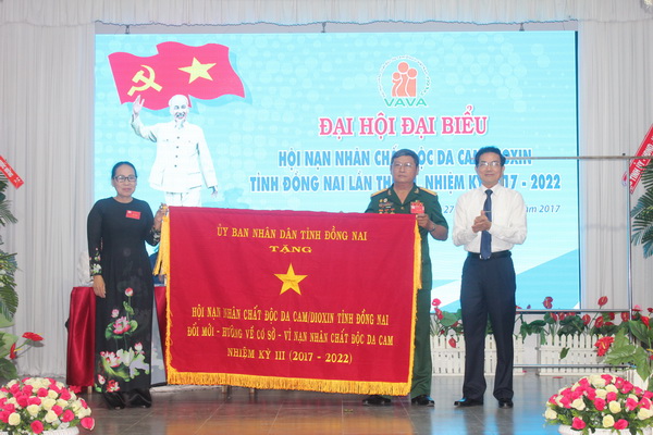 Đồng chí Võ Văn Chánh, Ủy viên Ban TVTU, Phó chủ tịch UBND tỉnh trao bức trướng của UBND tỉnh cho đại hội