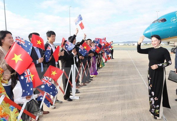 Cán bộ, nhân viên Đại sứ quán và đại diện cộng đồng người Việt Nam tại Australia đón Chủ tịch Quốc hội Nguyễn Thị Kim Ngân ở sân bay quân sự Fairbairn, Thủ đô Canberra. (Ảnh: Trọng Đức/TTXVN)
