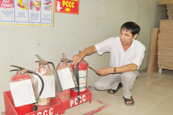 Tổ phó phòng cháy, chữa cháy cơ sở Xí nghiệp may Đồng Thịnh Lê Hồng Phong thường xuyên đi kiểm tra các vị trí đặt bình chữa cháy trong khu vực phụ trách.
