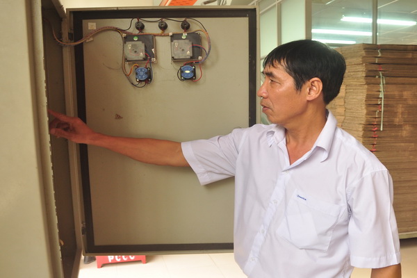 Hệ thống điện của Xí nghiệp may Đồng Thịnh thường xuyên được kiểm tra, đảm bảo an toàn PCCC (ảnh: Đăng Tùng)
