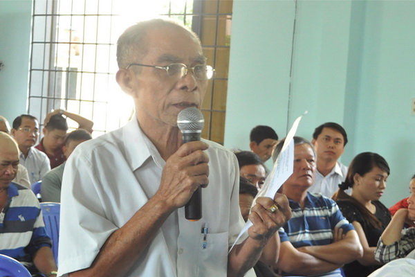 Người dân xã Phước Tân trình bày kiến nghị tại buổi đối thoại (ảnh trái).