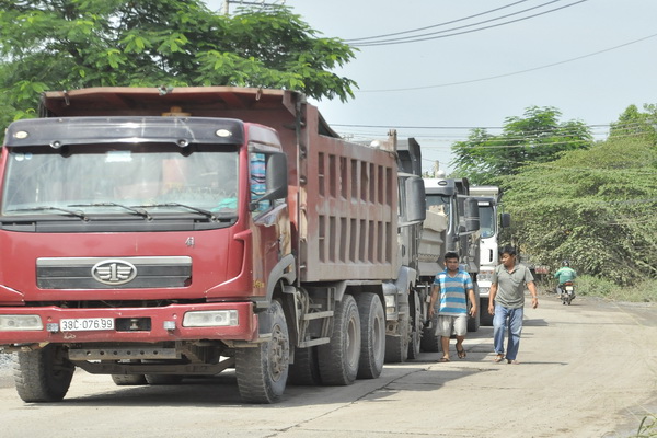 Xe tải ben đậu trên đường Đinh Quang Ân, đoạn qua ấp Tân Cang (xã Phước Tân) sau khi bị người dân dựng rào chắn không cho di chuyển vào ngày 19-9.