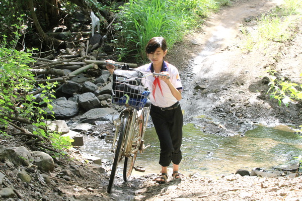 Con đường đến trường của em Phùng Hoàng Thủy Tiên phải vượt qua  2 con suối. Ảnh: C.Nghĩa