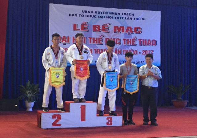 Ban tổ chức trao giải cho các đội giành thứ hạng cao môn taekwondo tại Đại hội TDTT huyện Nhơn Trạch