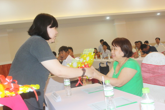 Bà Nguyễn Thị Kiều Oanh, Phó giám đốc Sở Lao động – Thương binh và xã hội tặng hoa biểu dương người khuyết tật