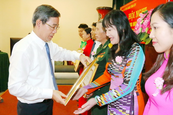 Phó chủ tịch UBND tỉnh Nguyễn Quốc Hùng trao bằng khen của UBND tỉnh cho các tấm gương người tốt, việc tốt.