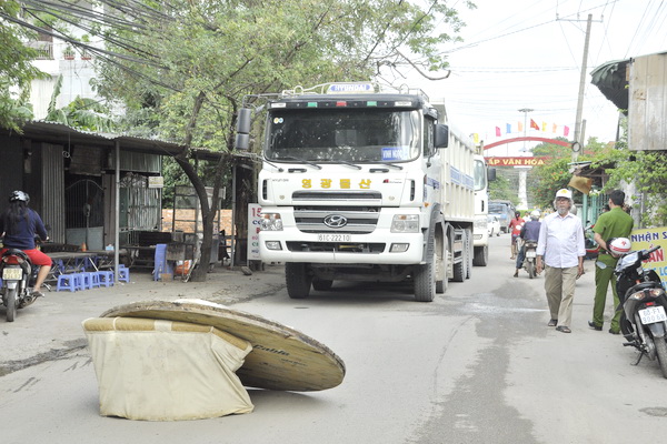 Người dân ấp Cầu Hang, xã Hóa An (TP.Biên Hòa) dựng vật cản ngăn không cho xe tải lưu thông vào đường Nguyễn Văn Lung.