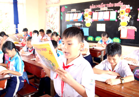 Em Hoàng Quốc Phong (học sinh lớp 4C Trường tiểu học Trần Quốc Toản, huyện Định Quán) trong giờ học trên lớp.