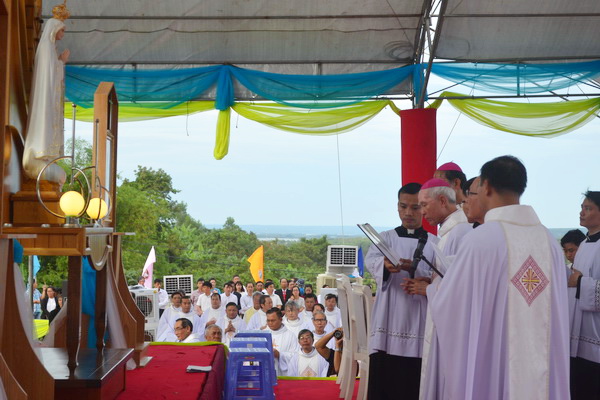 Các Giám mục và linh mục làm lễ tại buổi lễ