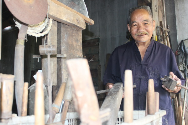 Ông Năm Lần vẫn còn giữ bộ đồ nghề thợ mộc mà theo lời ông kể là một năm ông mất nửa tháng đi dựng, sửa nhà không công cho người dân trong ấp.