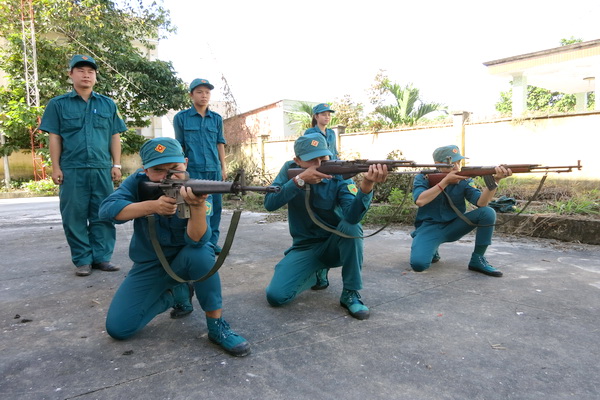 Dân quân thường trực xã Bình Lợi thường xuyên luyện tập sẵn sàng chiến đấu.