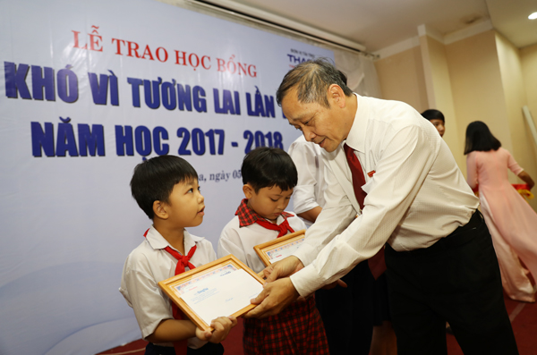 Tổng biên tập Báo Đồng Nai Trần Huy Thanh trao học bổng cho các em học sinh
