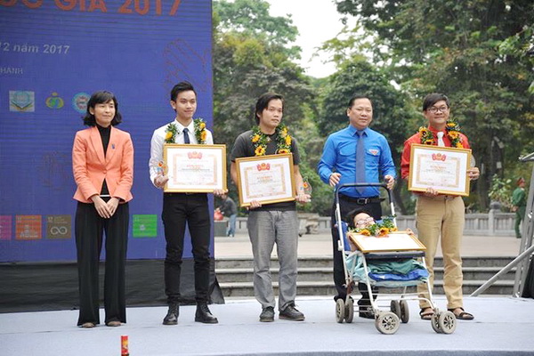 Vũ Anh Hoà (áo trắng, đứng thứ 2 từ trái qua phải) nhận giải thưởng tại Hà Nội. 