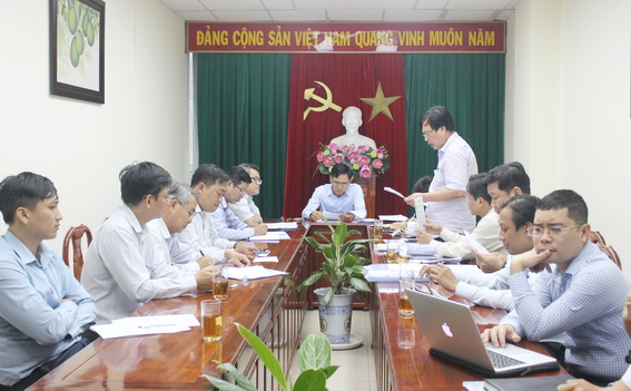 Phó giám đốc Sở Thông tin - truyền thông Lê Hoàng Ngọc báo cáo tại cuộc họp