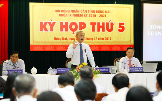 Bí thư Tỉnh ủy, Chủ tịch HĐND tỉnh Nguyễn Phú Cường chủ trì phiên thảo luận tổ buổi chiều 7-12