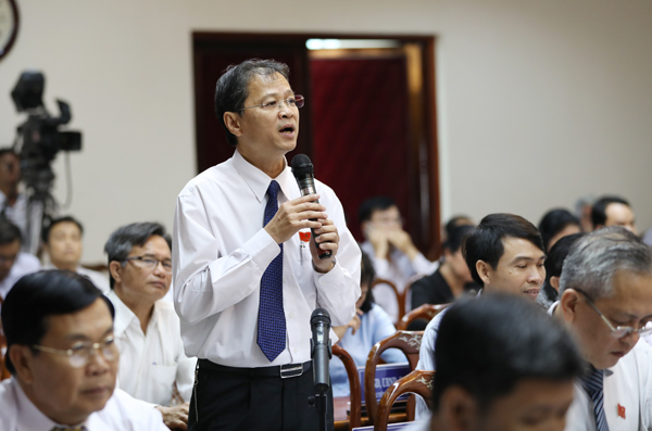 Giám đốc Sở Tài chính Huỳnh Thanh Bình trả lời thắc mắc của các đại biểu tại phiên thảo luận
