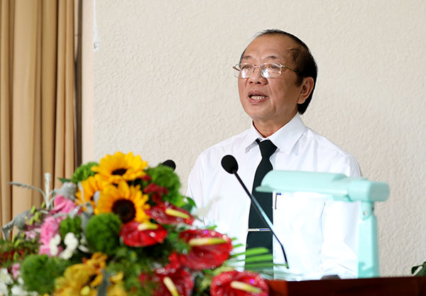 Cục trưởng Cục thi hành án dân sự Phan Văn Châu trả lời chất vấn tại phiên họp.