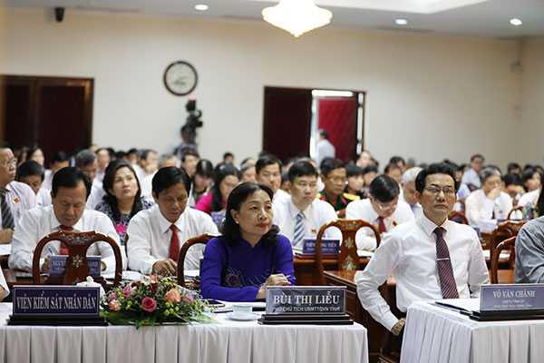 Các đại biểu HĐND tỉnh tham dự phiên bế mạc.