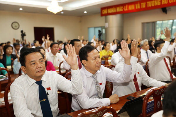 Các đại biểu HĐND tỉnh biểu quyết thông qua các nghị quyết của kỳ họp