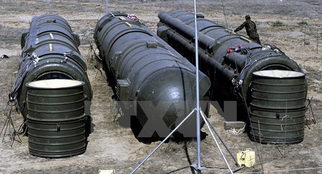 Ba tên lửa RSD 10 từ thời Xôviết chuẩn bị được tiêu hủy tại bãi phóng vệ tinh Kapustin Yar theo điều khoản của Hiệp ước INF. (Nguồn: Sputnik/TTXVN)