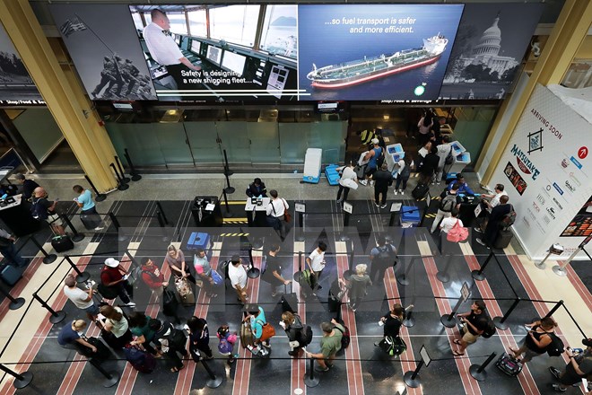 Hành khách xếp hàng tại khu vực kiểm tra an ninh ở sân bay Ronald Reagan, Washington, Mỹ ngày 1/9. (Nguồn: AFP/TTXVN)