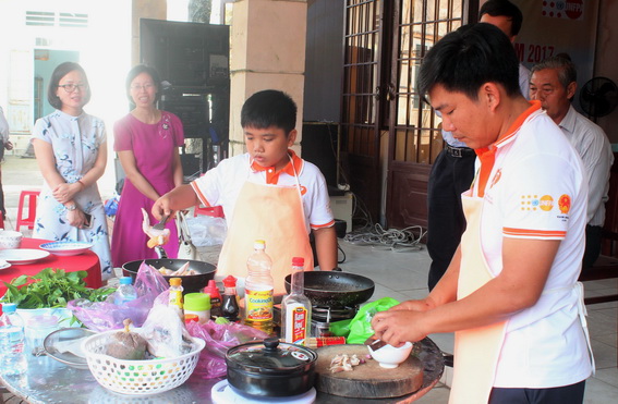 Phần thi nấu ăn của đội thi đến từ Khu Bàu Cá - đội đoạt giải nhất hội thi 