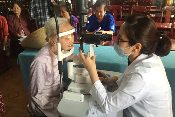 Bác sĩ Bệnh viện quốc tế Hoàn Mỹ Đồng Nai khám mắt cho người dân ở TP. Biên Hòa.