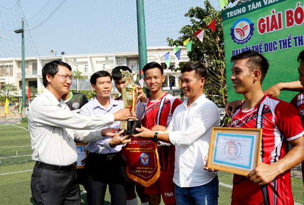 Ban tổ chức trao cúp vô địch cho đội Văn Bình (phường Hố Nai)