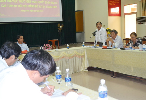 Lãnh đạo huyện Trảng Bom trao đổi những kết quả trong thực hiện chỉ thị nghị quyết năm 2017