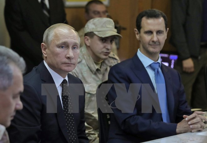 Tổng thống Nga Vladimir Putin (trái) và Tổng thống Syria Bashar al-Assad (phải) trong cuộc họp tại căn cứ quân sự Hmeimim ở Latakia, Syria ngày 11/12. (Nguồn: AFP/TTXVN)