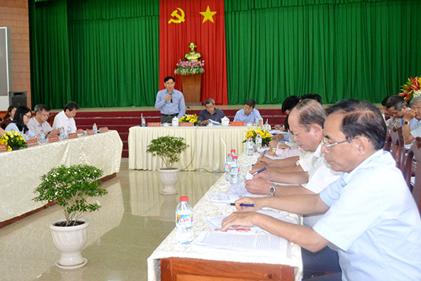  Đồng chí Trần Văn Vĩnh, Ủy viên Ban TVTU, Phó chủ tịch UBND tỉnh trao đổi một số vấn đề với Biên Hòa tại buổi làm việc.