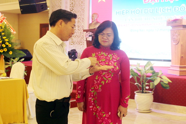 Phó chủ tịch UBND tỉnh Nguyễn Hòa Hiệp lắng nghe những chia sẻ của doanh nghiệp bên lề đại hội.