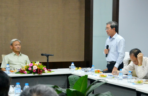 Phó Chủ tịch UBND tỉnh Nguyễn Quốc Hùng báo cáo với Thường trực Tỉnh ủy một số nội dung liên quan đến hoạt động của Tổng công ty Sonadezi