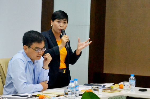 Bà Đỗ Thị Thu Hằng, Chủ tịch HĐQT Tổng công ty Sonadezi báo cáo với đoàn làm việc về các hoạt động của doanh nghiệp 