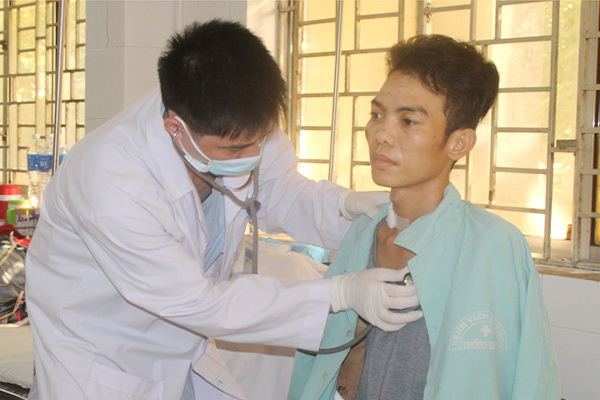 Bác sĩ Bùi Văn Linh, Phó khoa Ngoại lồng ngực, Bệnh viện đa khoa Thống Nhất tái khám cho bệnh nhân Hải.