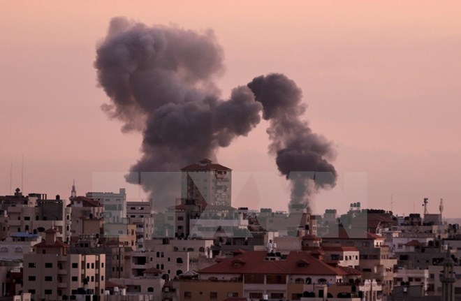Khói bốc lên sau cuộc tấn công của Israel nhằm vào các căn cứ của Hamas tại Gaza ngày 30/11. (Nguồn: AFP/TTXVN)